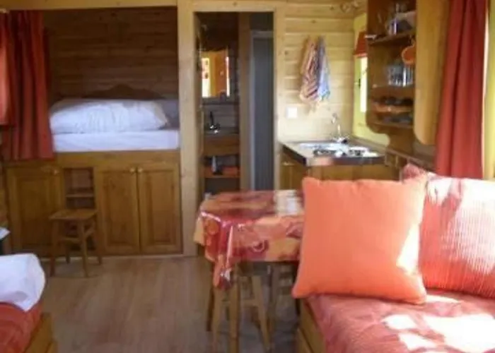 Semesterbostad Roulotte Bucolique En Bois Avec Terrasse, Vallee De La Sarthe - Fr-1-410-188