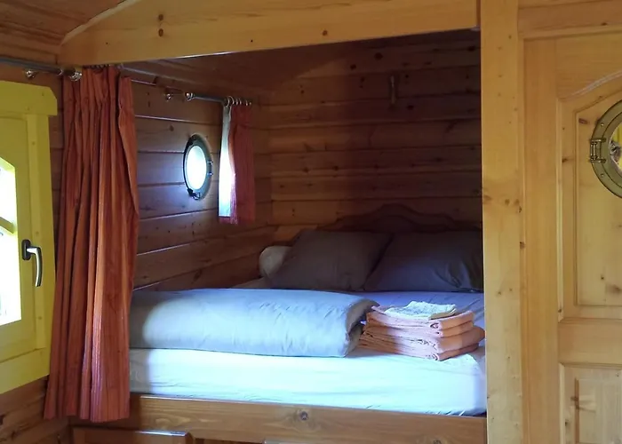 Semesterbostad Roulotte Bucolique En Bois Avec Terrasse, Vallee De La Sarthe - Fr-1-410-188 *